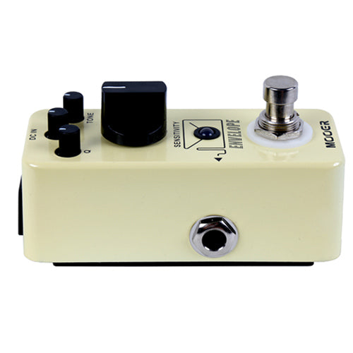 Guitar effects pedal with control knobs and a footswitch on a white background