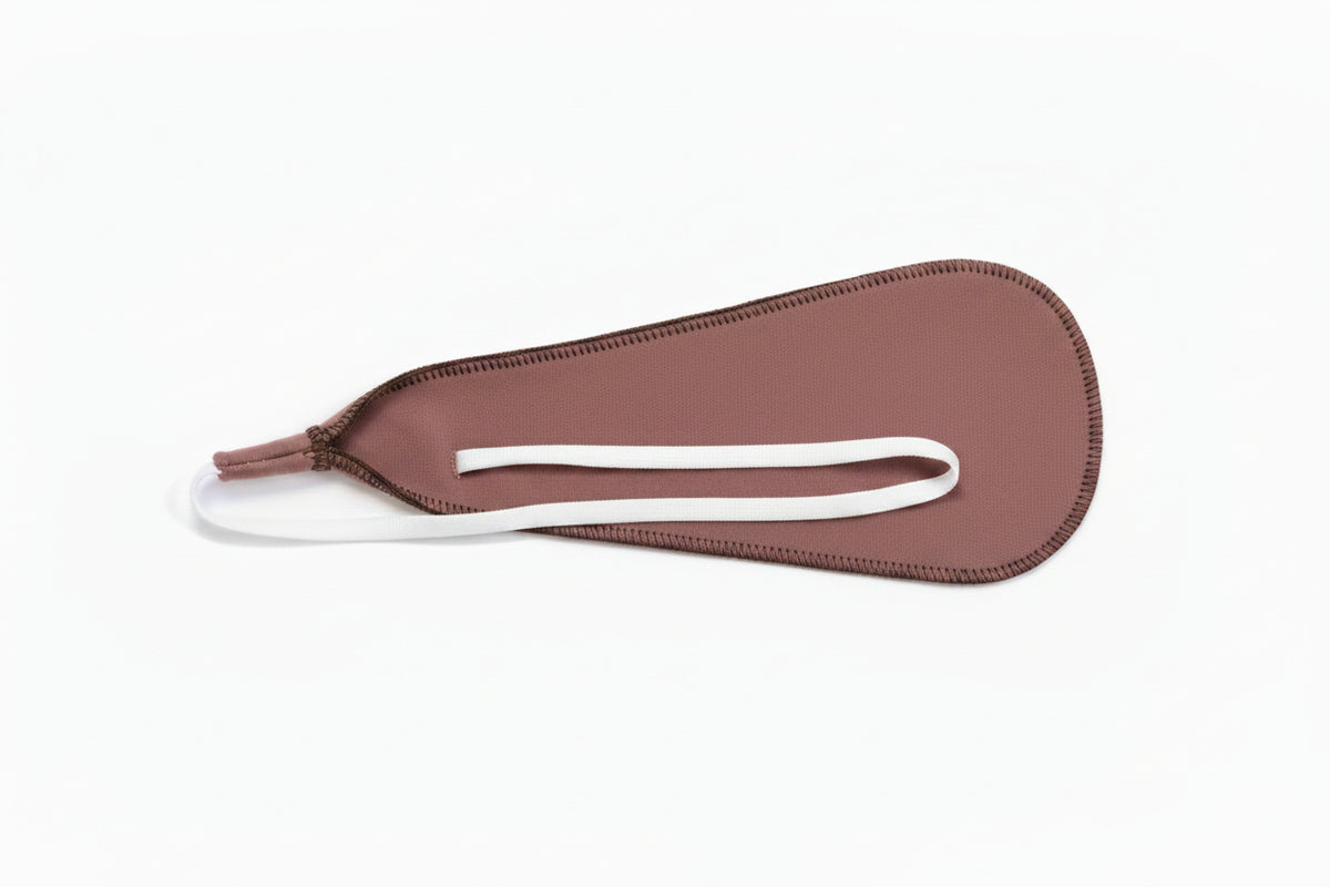 Yellow cloth with blue cord to pull through the clarinet. The shape of the cloth is elongated and thin.