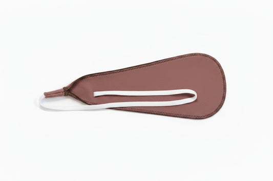 Yellow cloth with blue cord to pull through the clarinet. The shape of the cloth is elongated and thin.