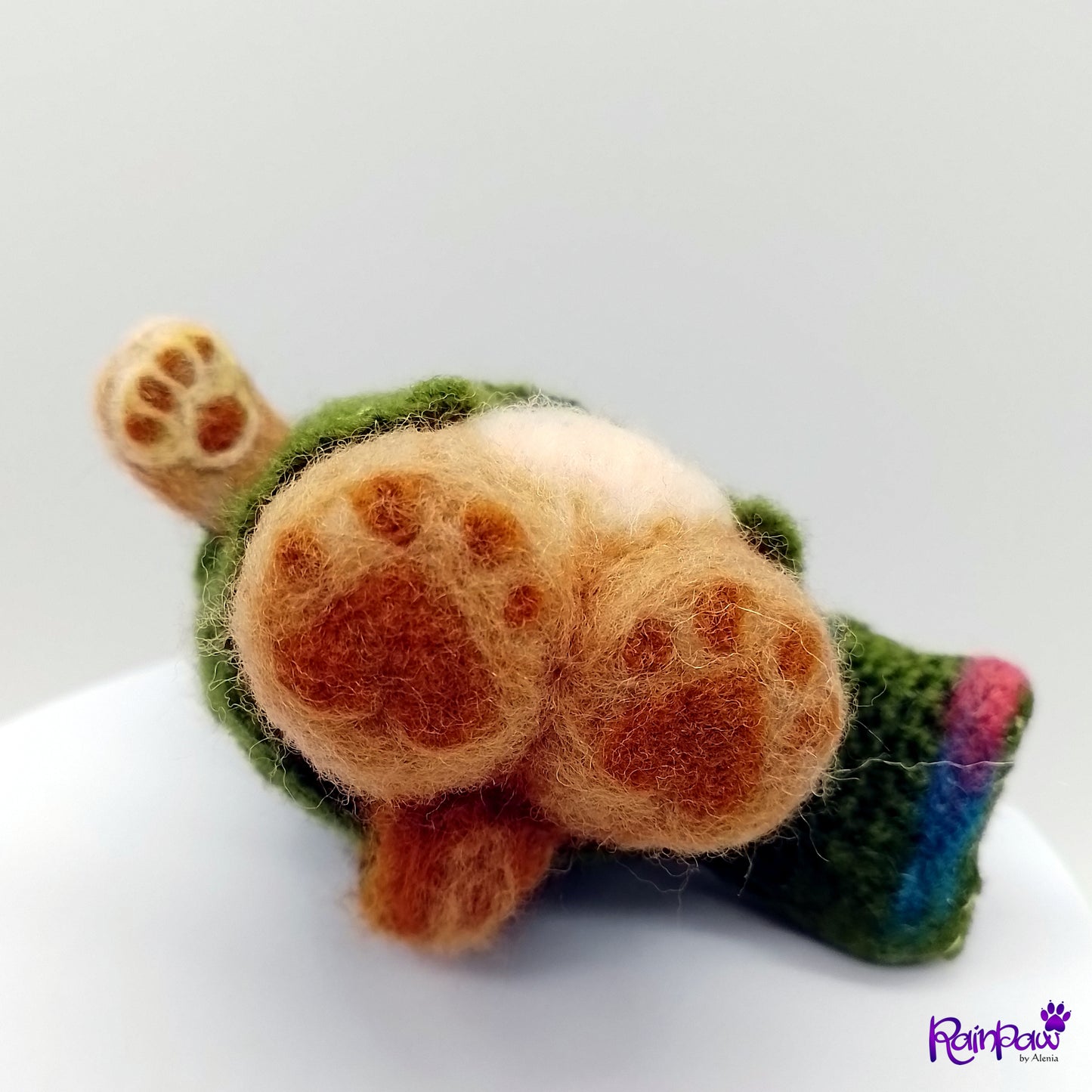bottom view that shows the heart shaper paws